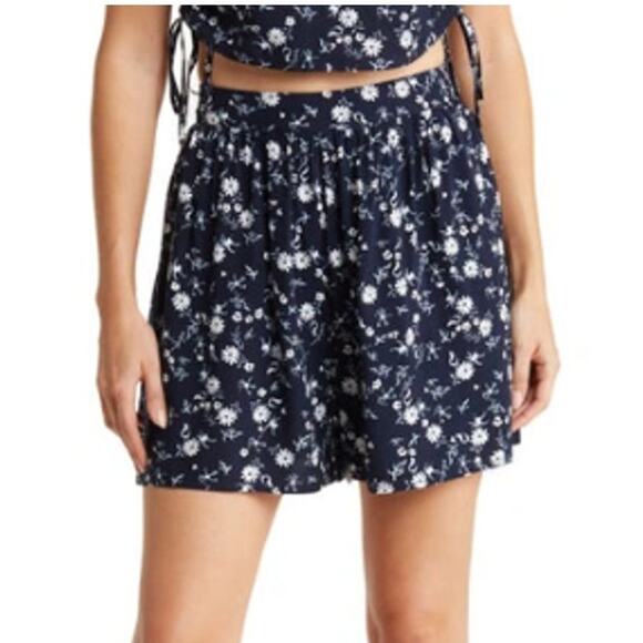 New ~ ABOUND ~ Nordstrom ,  Devon Floral Cinch Front Shorts Size M 100% VISCOSE - Picture 1 of 6